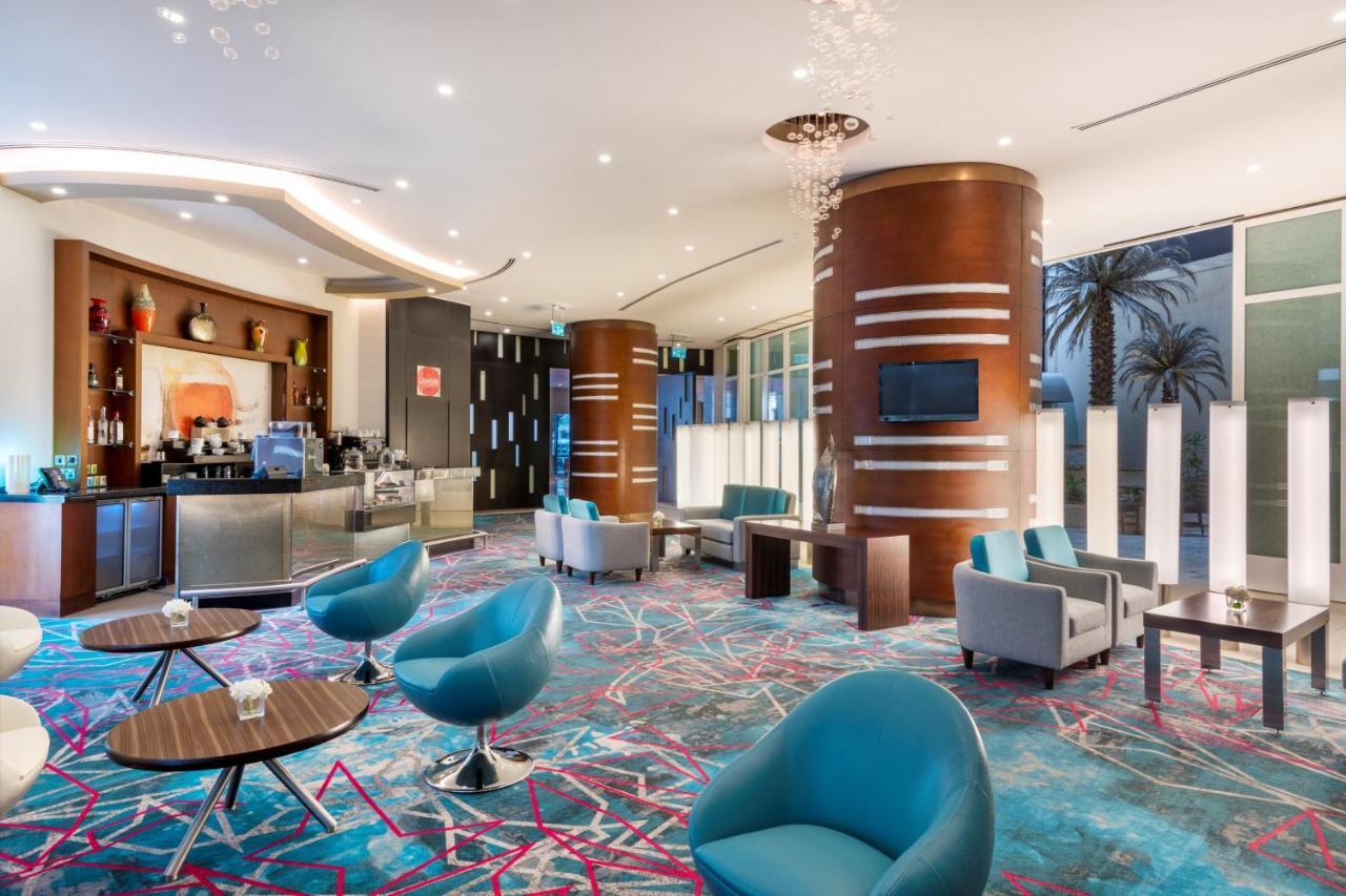 Crowne Plaza Doha - The Business Park By Ihg Hotel Exterior foto The lounge at the airport