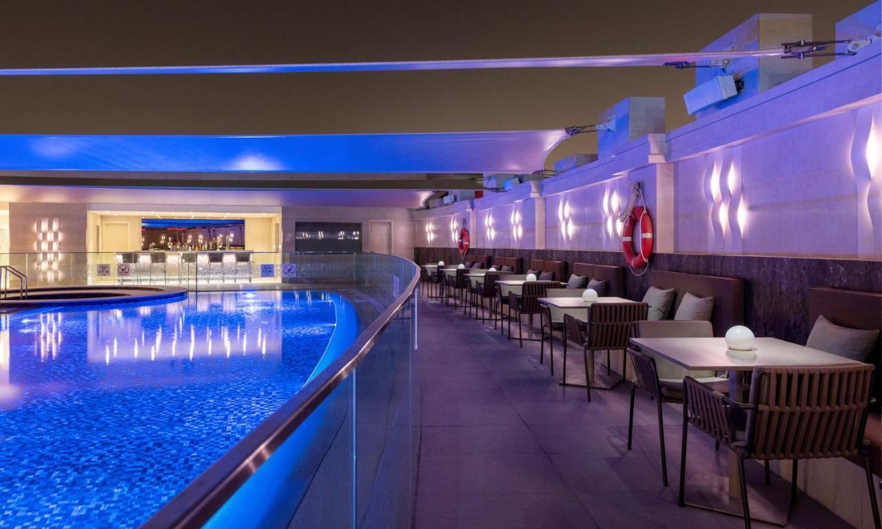 Crowne Plaza Doha - The Business Park By Ihg Hotel Exterior foto The pool at the hotel