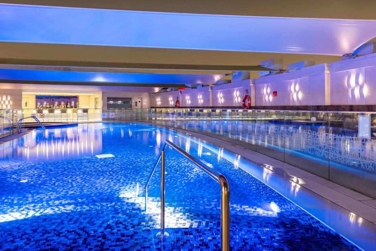 Crowne Plaza Doha - The Business Park By Ihg Hotel Exterior foto The pool at the Hilton London Heathrow
