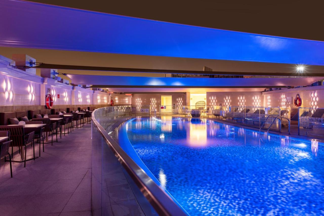 Crowne Plaza Doha - The Business Park By Ihg Hotel Exterior foto The pool at the hotel